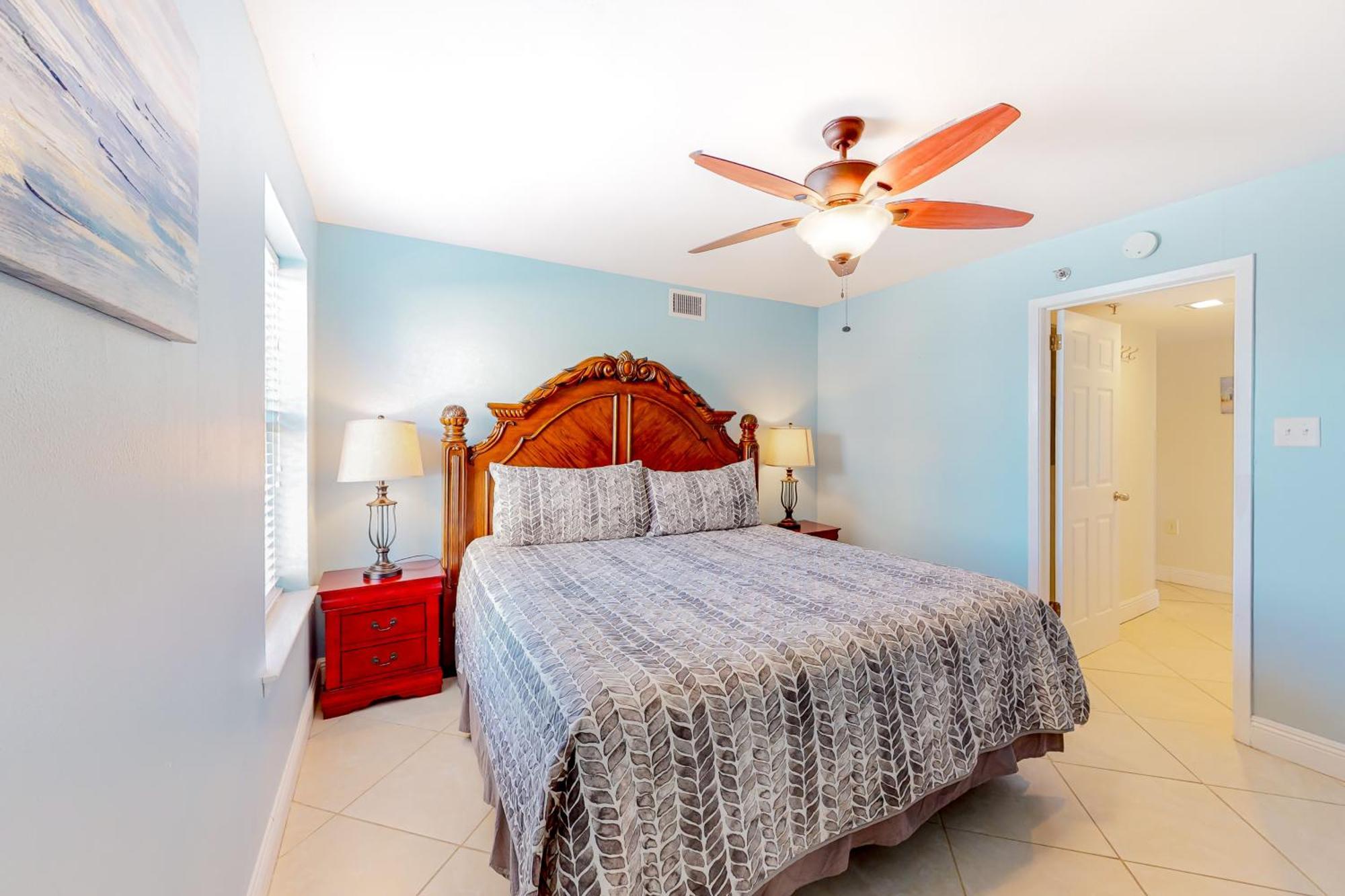 Phoenix Vacation Rentals Orange Beach Room photo