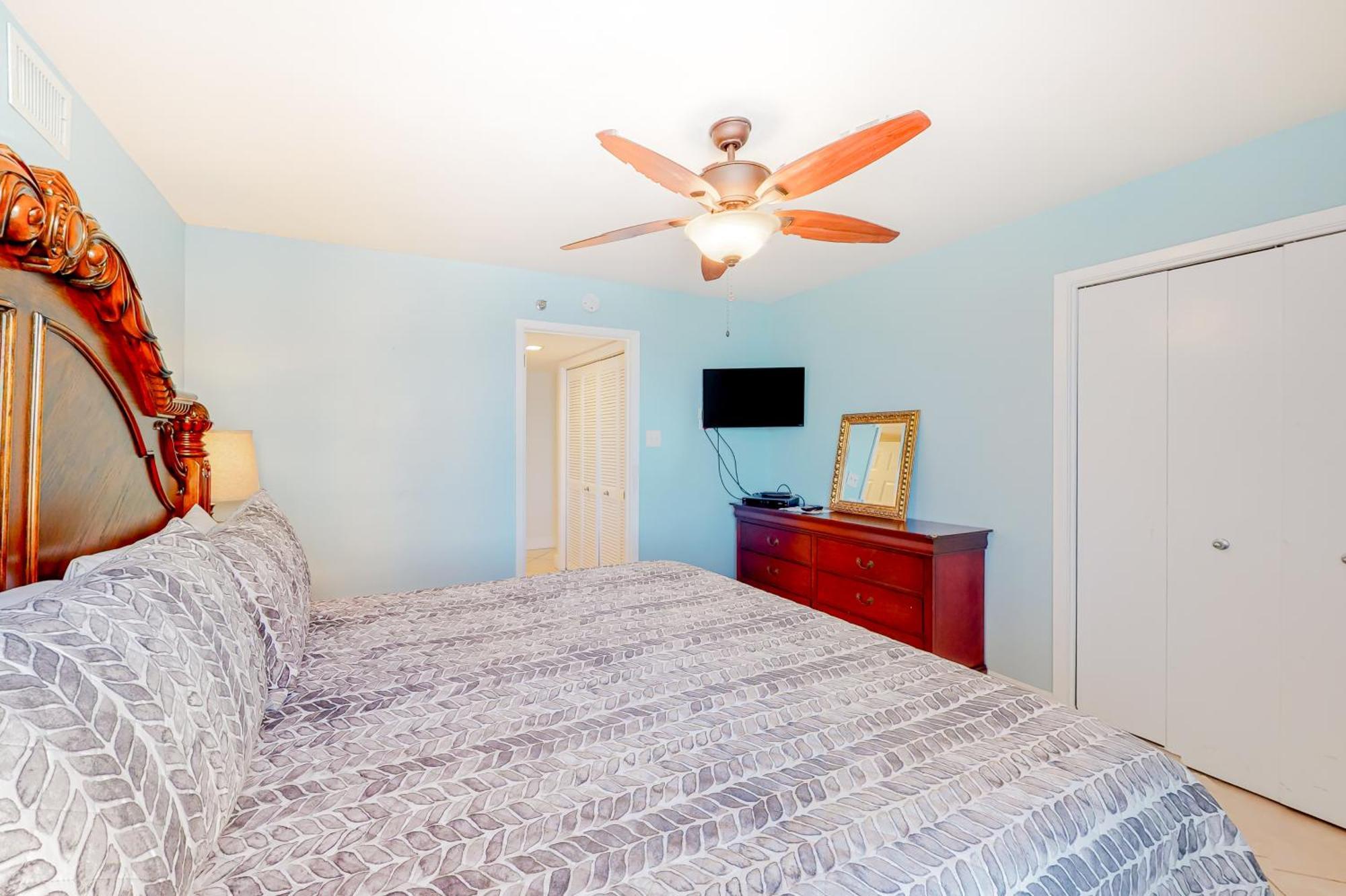 Phoenix Vacation Rentals Orange Beach Room photo