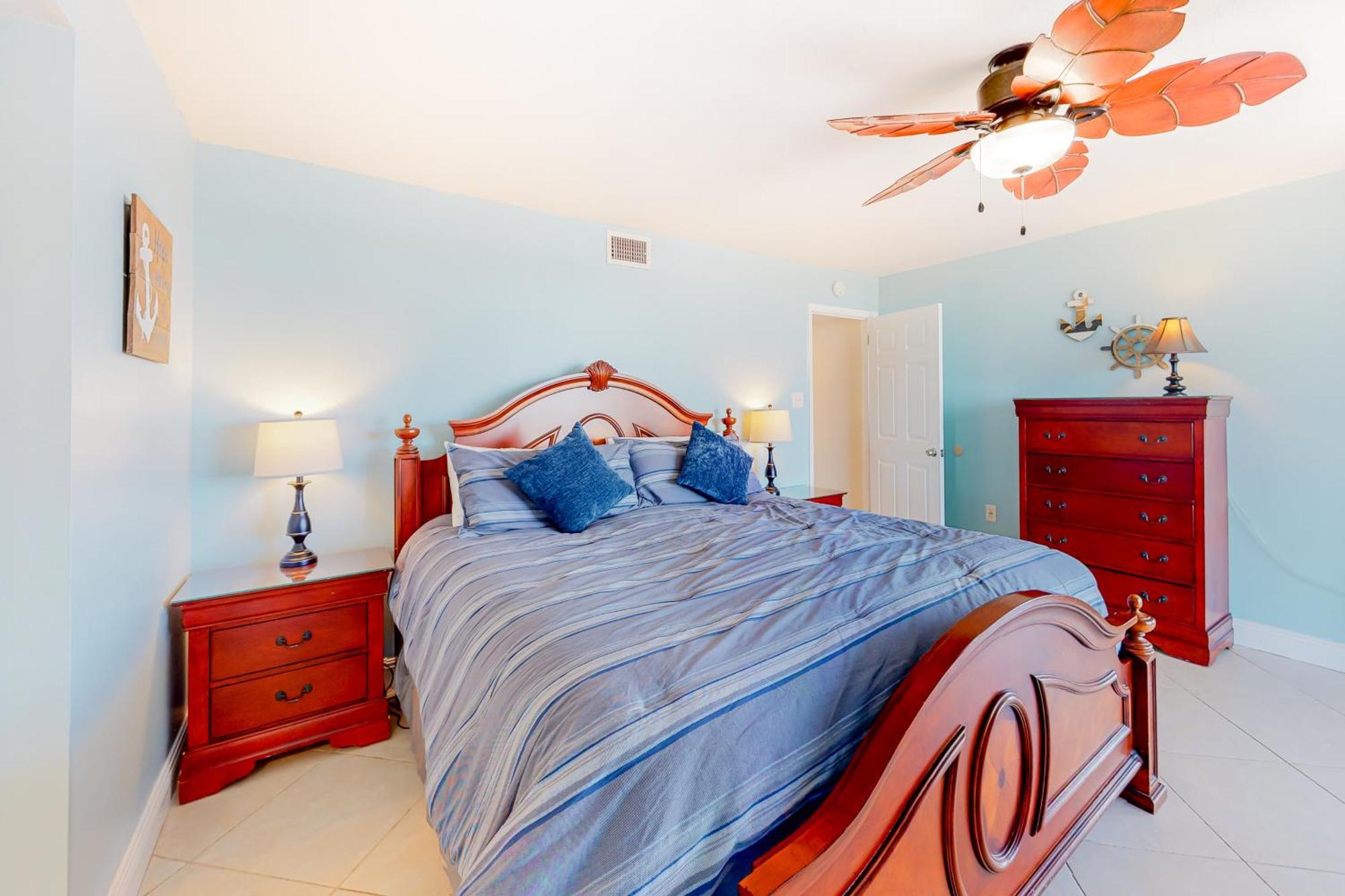 Phoenix Vacation Rentals Orange Beach Room photo