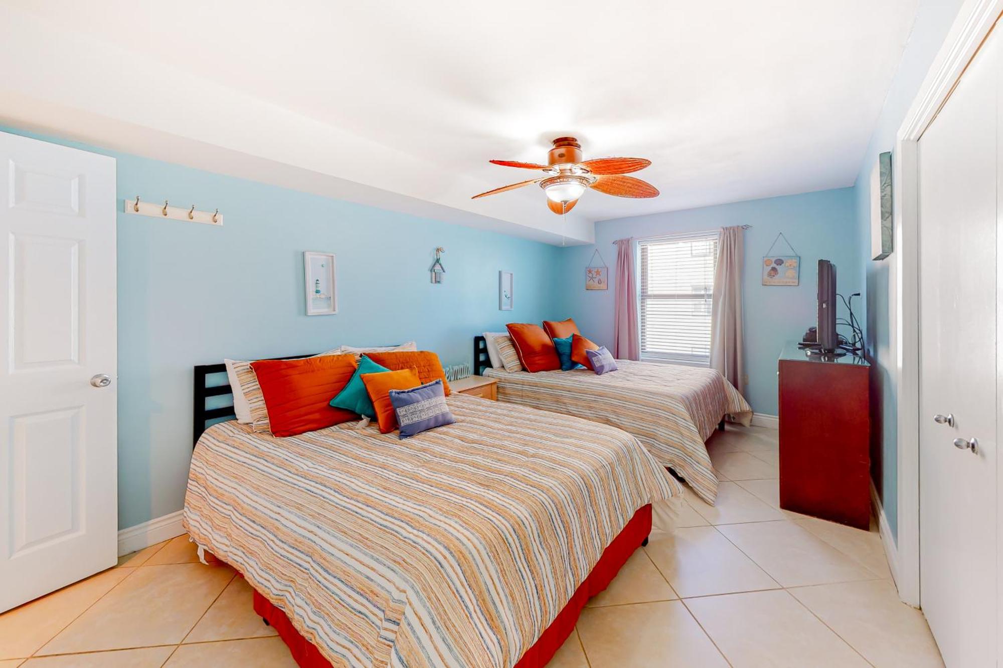 Phoenix Vacation Rentals Orange Beach Room photo